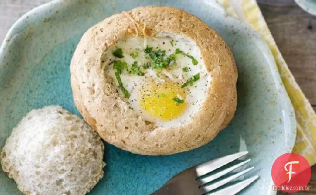 Ovos cozidos em tigelas de pão