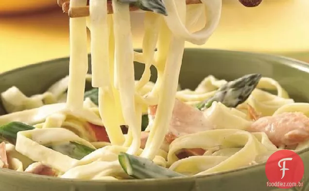 Salmão defumado e espargos Primavera Pasta