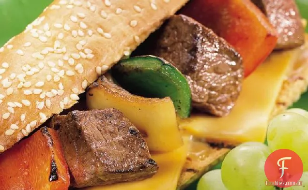 Grelhados Philly Cheesesteak Kabob Sanduíches