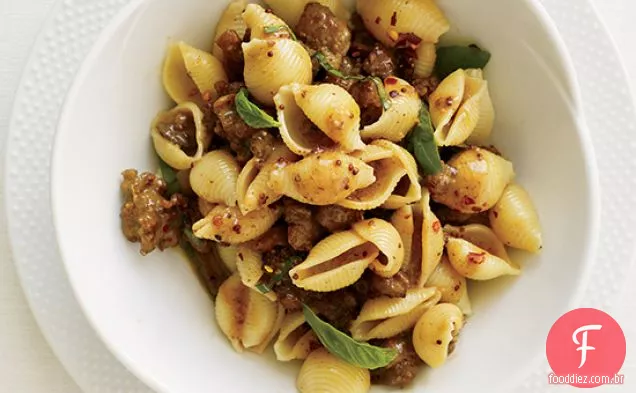 Macarrão com salsicha, manjericão e mostarda