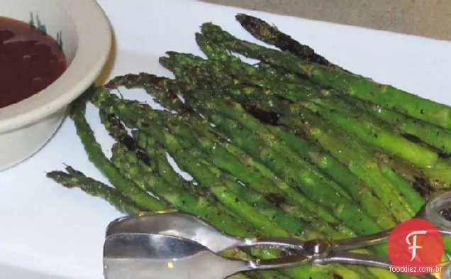 Espargos grelhados com molho doce e picante