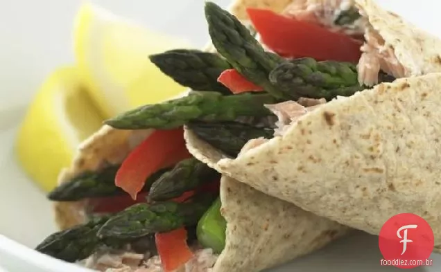 Espargos Limonados saudáveis e envoltórios de salmão defumado