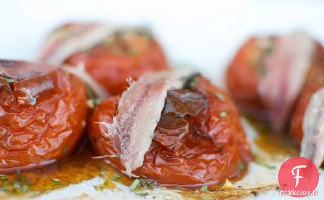 Tomates torrados lentos salgados com filé de anchova