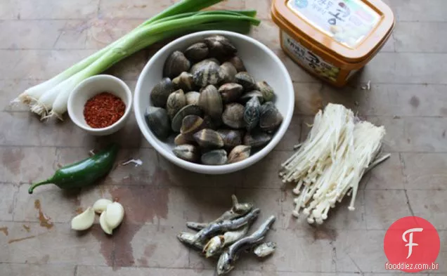 Sopa De Missô Coreana Com Amêijoas De Manilla