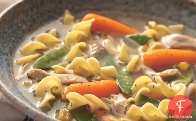 Sopa farta de frango e macarrão com fogão lento