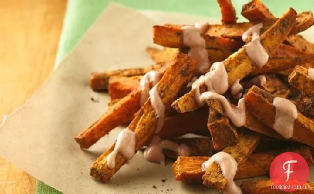 Cajun batata doce frita com molho de iogurte
