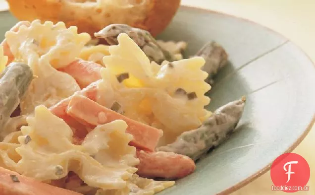 Laços cremosos com presunto e legumes