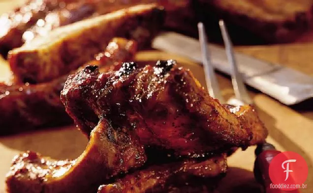 Costelas grelhadas para as costas do bebê com molho de churrasco picante
