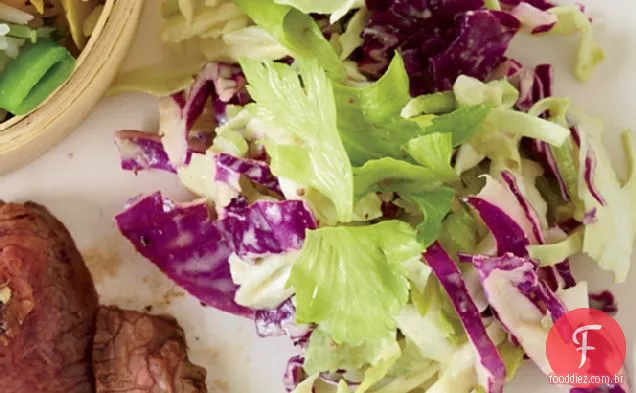 Salada de repolho asiática com molho de Miso-mostarda