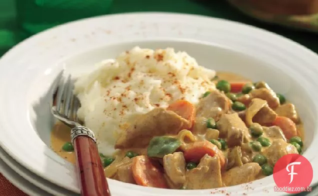 Frango páprica cozido lentamente com purê de batatas