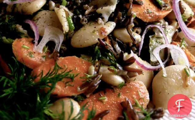 Arroz Selvagem, Feijão Manteiga E Salada De Cenoura Assada Com Alho