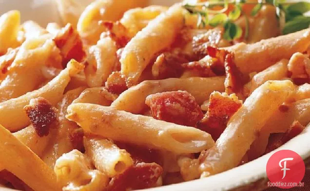 Penne com tomate e queijo defumado