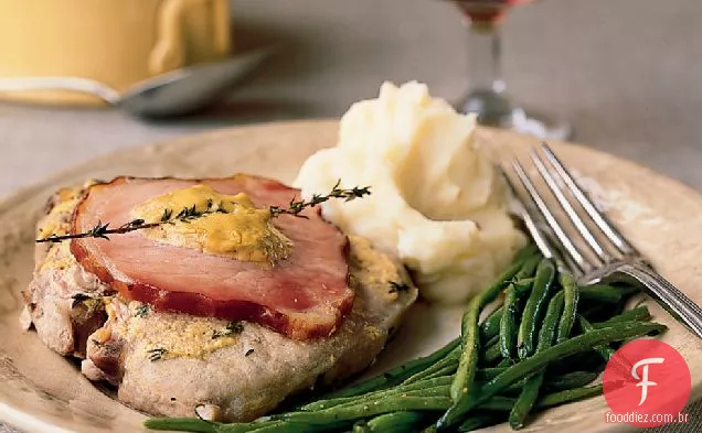 Costeletas de porco com mostarda e Bacon canadense