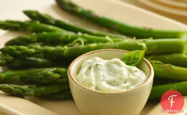 Espargos com maionese De Pesto De Manjericão