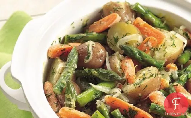 Batatas novas e vegetais de Primavera