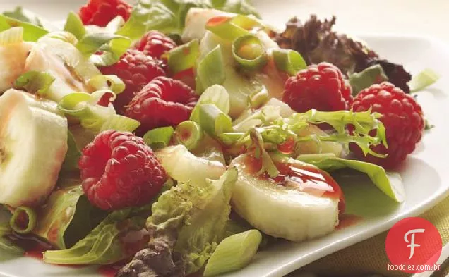 Verdes misturados com molho de frutas e Framboesa