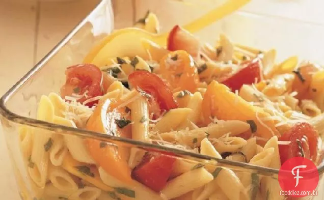 Penne massas e tomates frescos
