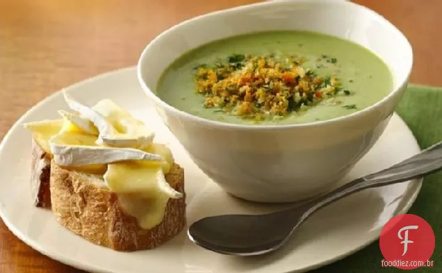 Sopa de espargos com Brie Bruschetta