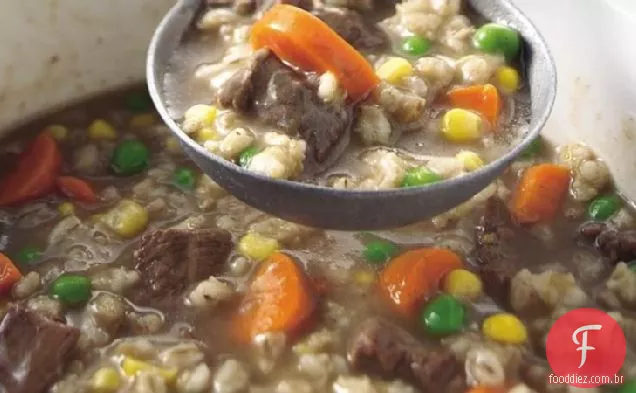 Sopa de carne e cevada de fogão lento
