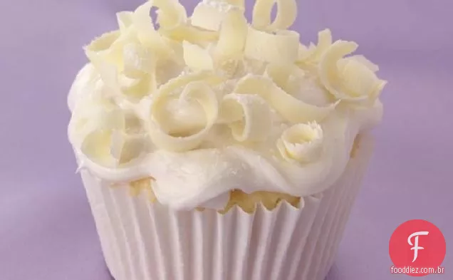Cupcakes de casamento branco sobre branco