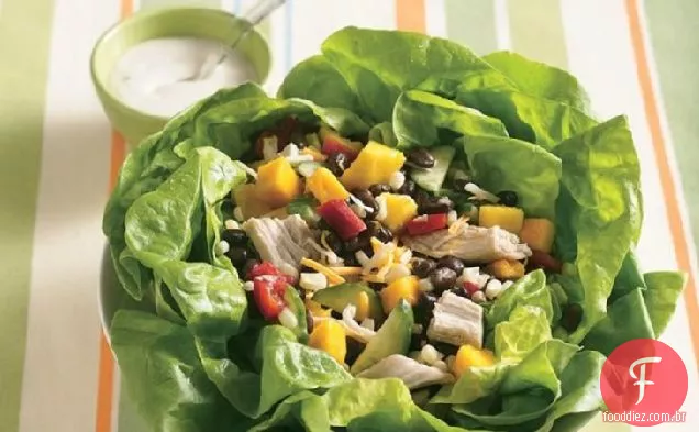 Salada de frango e manga em uma tigela de alface