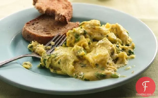Ovos mexidos com Havarti e vinho