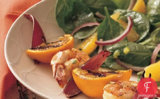 Kabobs de camarão grelhado com salada de espinafre Laranja