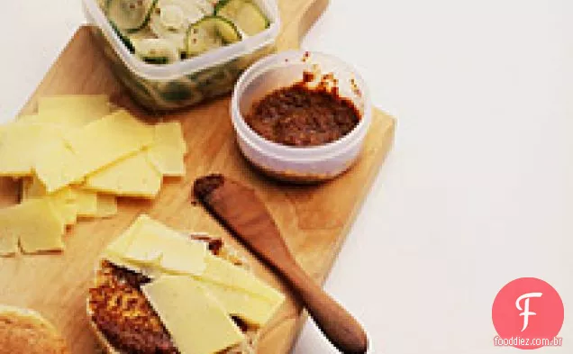 Sanduíches de Cheddar com picles rápidos e pasta de mostarda com mel