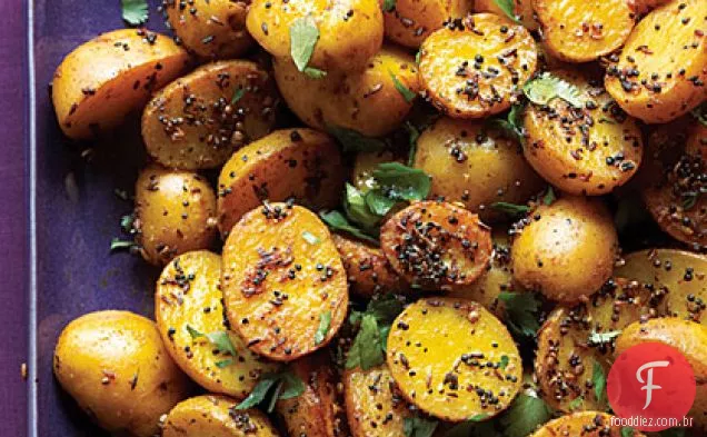 Batatas indianas com sementes de mostarda preta e amarela