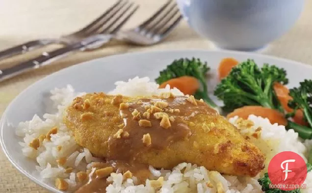 Frango tailandês com molho picante de amendoim