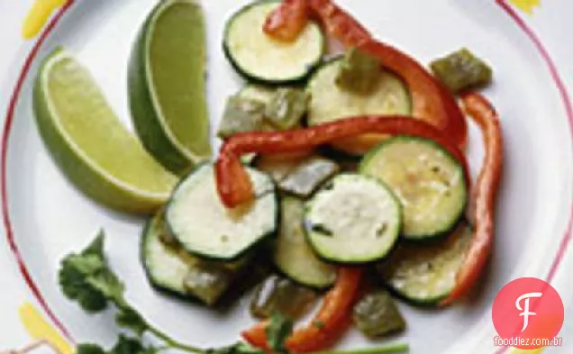 Salada de cacto, abobrinha e pimenta vermelha