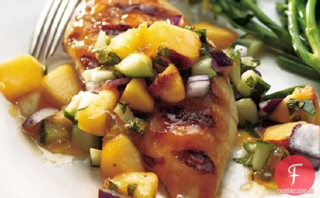 Peitos de frango grelhados com pepino-salsa de pêssego