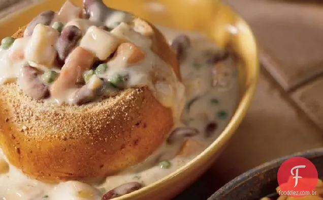 Sopa de legumes em tigelas de pão