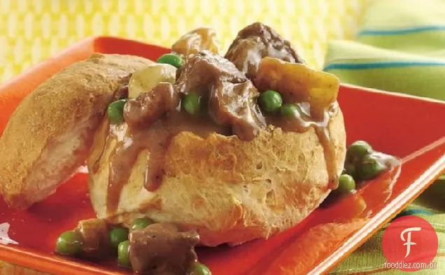 Ensopado de carne rápida em tigelas de pão