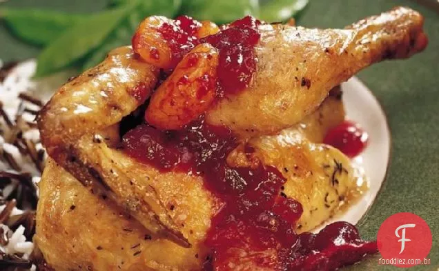 Galinhas da Cornualha da erva com molho de Cranberry-Laranja