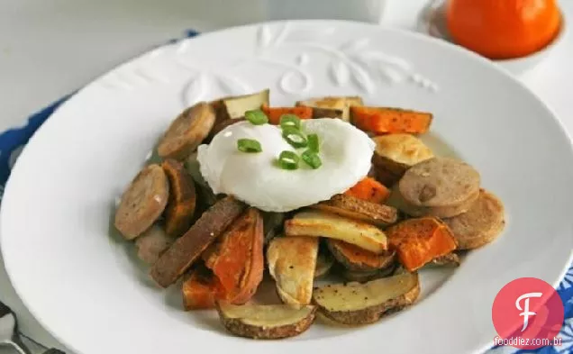 Duas batatas assadas e Hash de salsicha com ovos escalfados