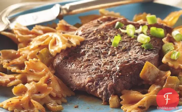 Carne salpicada com macarrão
