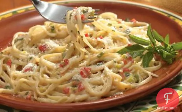 Spaetzle em molho de Creme De Tomate Herbed