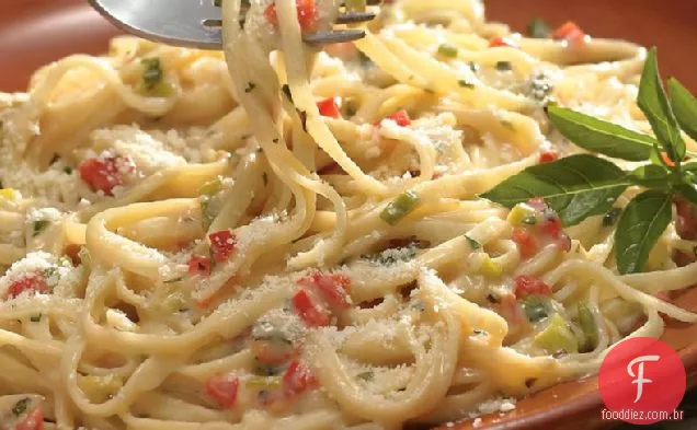 Molho Alfredo Herbed sobre Linguine