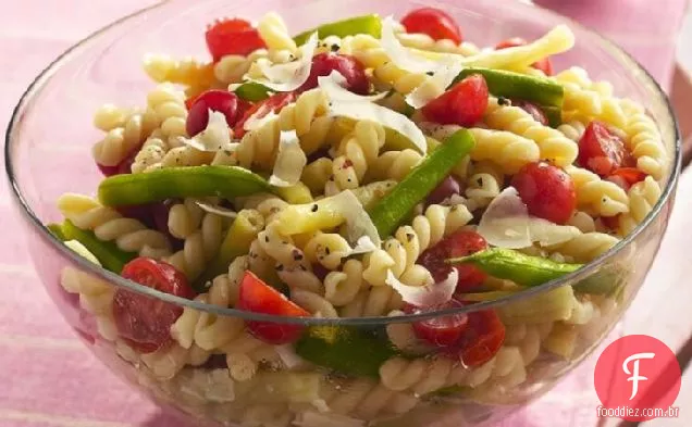 Gemelli com feijão verde e amarelo fresco