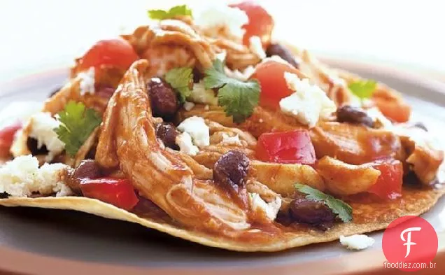 Frango e Feijão Preto Tostadas