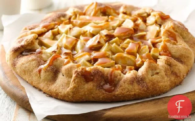 Crostata de maçã com molho de caramelo