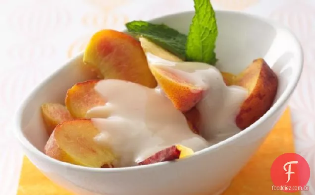 Pêssegos frescos com molho Amaretto