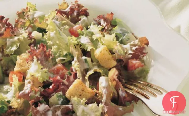 Salada com molho cremoso de endro