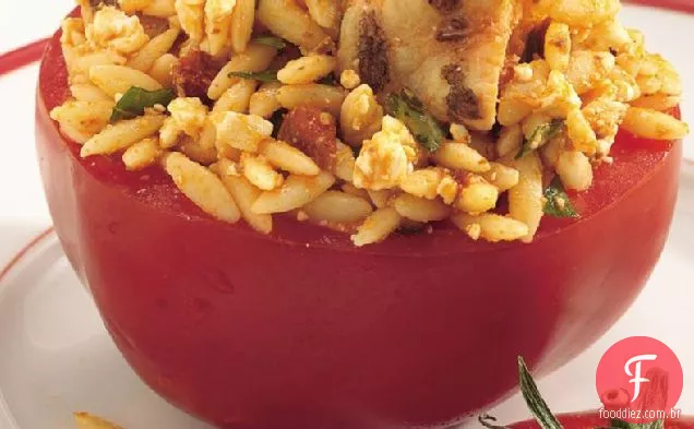 Macarrão com Pesto de tomate, queijo Feta e frango