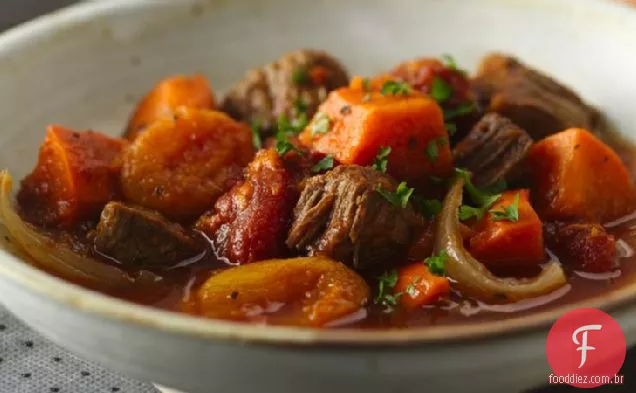 Ensopado de carne colombiana e batata-doce