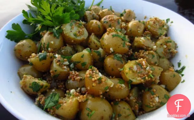 Salada de batata grelhada com limão e sementes de mostarda