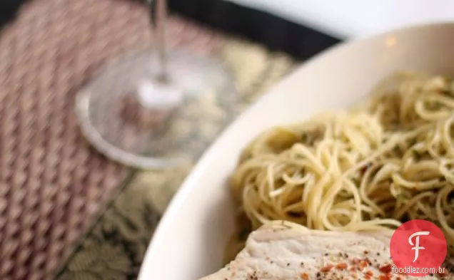 Espadarte e macarrão com molho de manjericão de tomate seco ao sol