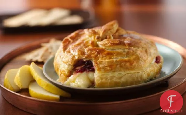 Brie Em Massa Folhada com molho de Cranberry