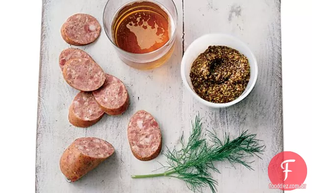 Lager-mexilhões cozidos no vapor com mostarda, Kielbasa e endro